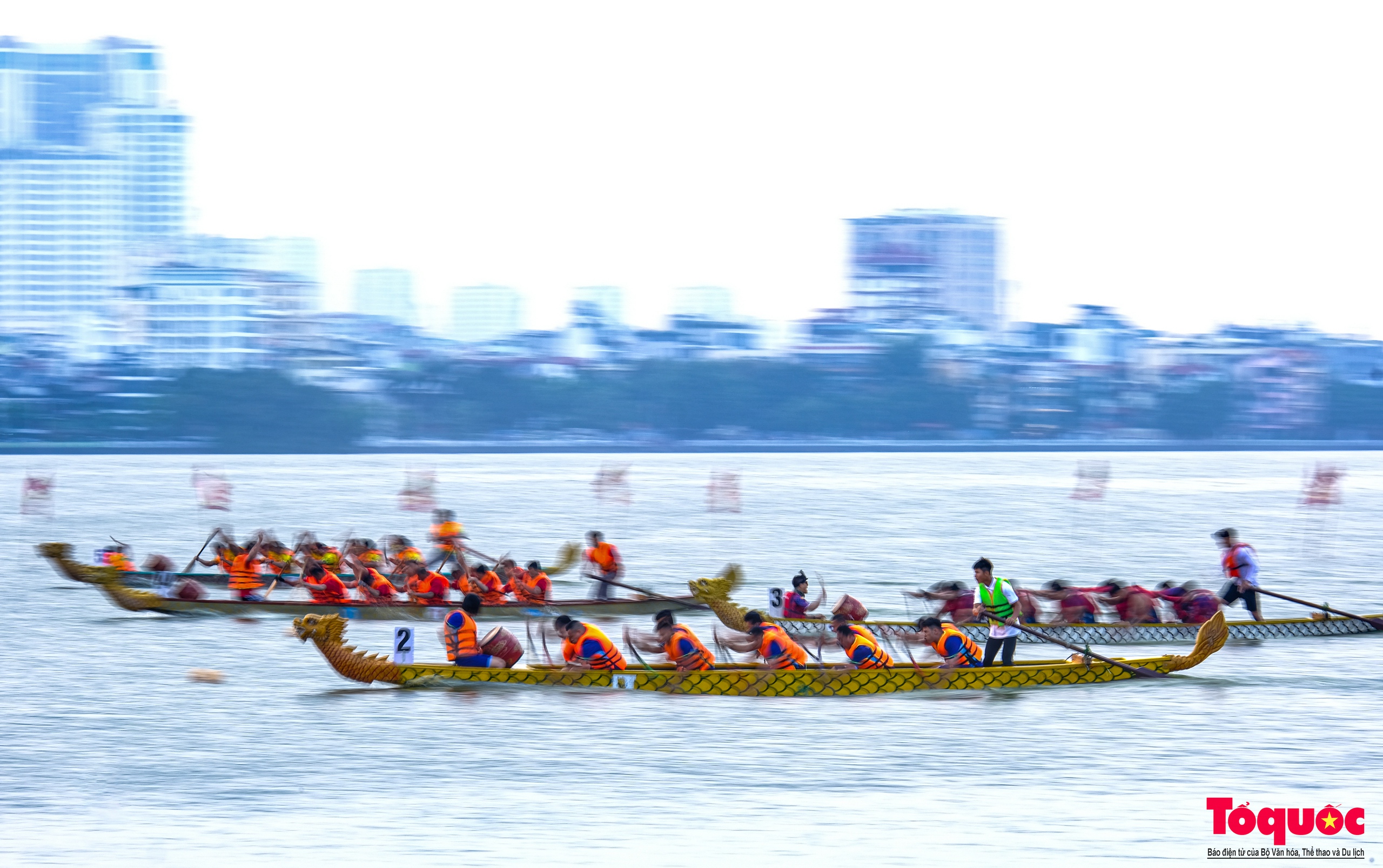 Người dân thủ đô cổ vũ sôi động giải bơi chải thuyền rồng Hà Nội mở rộng năm 2024 - Ảnh 7.